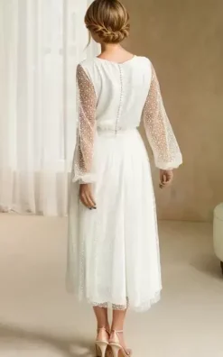 Robe de mariée courte col V manche longue boutonné sur dos au dessous de genou