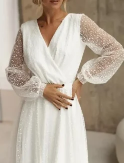 Robe de mariée courte col V manche longue boutonné sur dos au dessous de genou