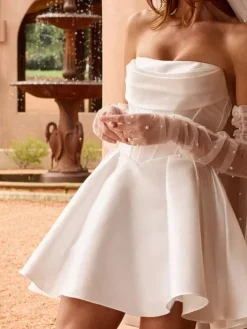 Robe de mariée courte décolleté court manches 3/4 taille naturelle en satin.