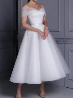 Robe de mariée courte décolleté en c艙ur sans manches coupe trapèze longueur thé