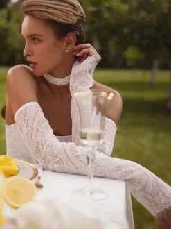 Robe de mariée courte décolleté en c艙ur manches 3/4 taille naturelle dentelle
