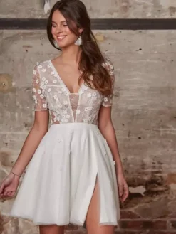 Robe de mariée courte en dentelle pour mariage civil col en V manches courtes coupe trapèze.