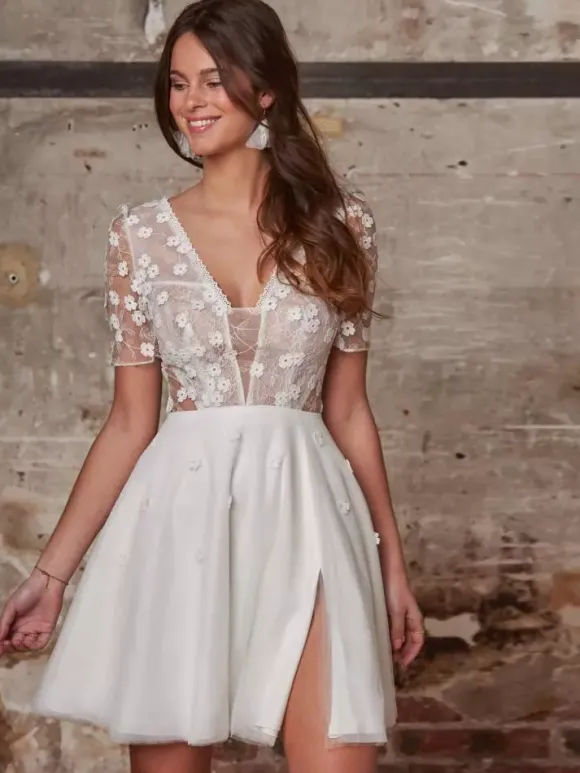 Robe de mariée courte en dentelle pour mariage civil col en V manches courtes coupe trapèze.