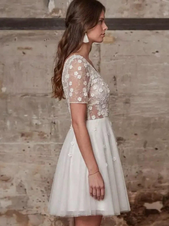 Robe de mariée courte en dentelle pour mariage civil col en V manches courtes coupe trapèze.