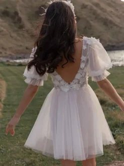 Robe de mariée courte en dentelle col en V manches courtes longueur genou robe de mariée civile
