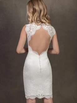 Robe de mariée courte en dentelle col en coeur sans manche au dessus de genou