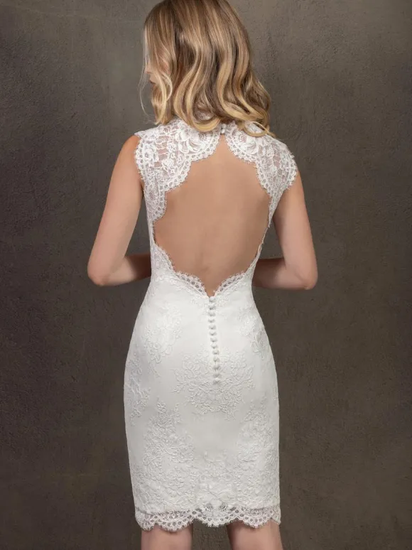 Robe de mariée courte en dentelle col en coeur sans manche au dessus de genou