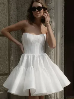 Robe de mariée courte en satin col en c艙ur sans manches taille naturelle