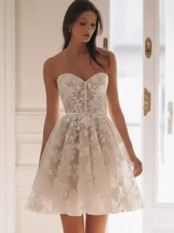 Robe de mariée courte en tulle décolleté en c艙ur manches 3/4 taille naturelle.