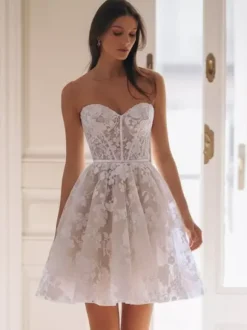 Robe de mariée courte en tulle décolleté en c艙ur manches 3/4 taille naturelle.