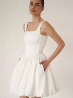 Robe de mariée courte mini col carré sans manches courte