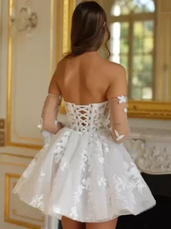Robe de mariée courte mini décolleté en c艙ur manches mi-longues taille naturelle dentelle