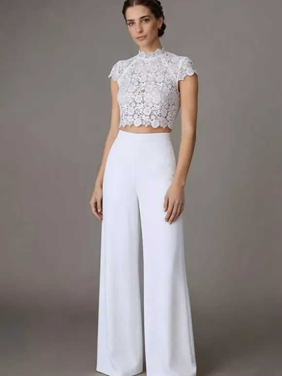 Robe de mariée deux pièces en crêpe stretch décolleté travaillé longueur au sol fermeture éclair manches courtes.