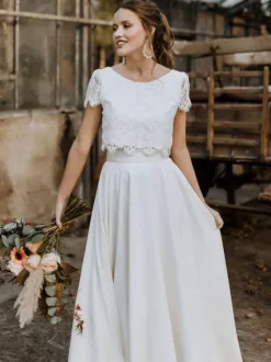 Robe de mariée deux pièces en crêpe stretch col rond longueur au sol fermeture éclair manches courtes