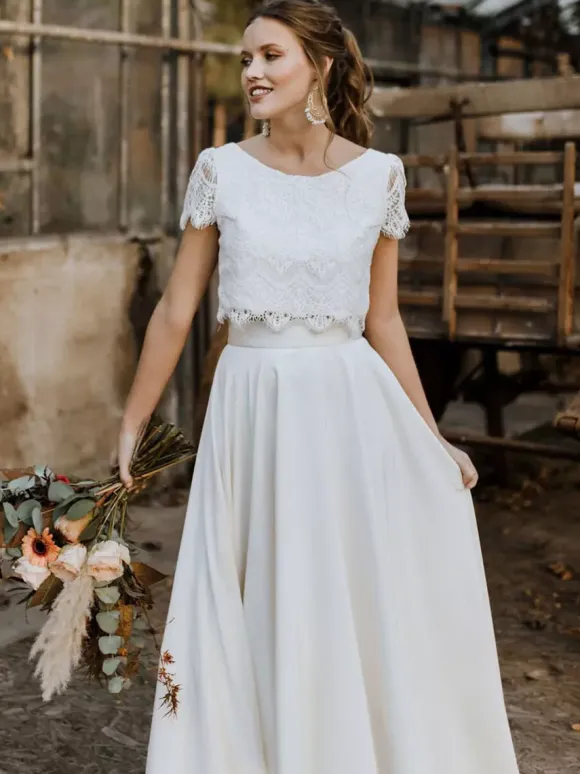 Robe de mariée deux pièces en crêpe stretch col rond longueur au sol fermeture éclair manches courtes