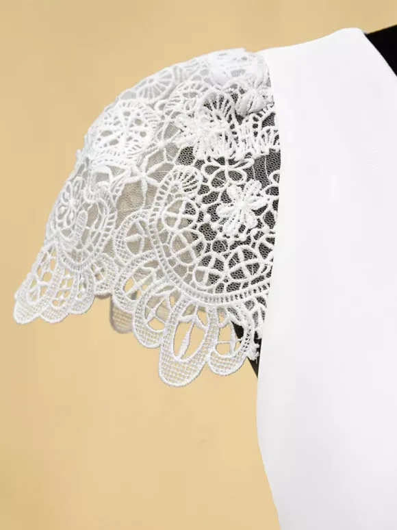 Robe de mariée deux pièces en dentelle découpée avec col bijou deux pièces longueur au sol fermeture éclair manches courtes longueur au sol ivoire