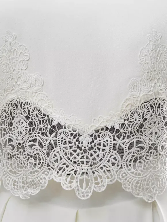 Robe de mariée deux pièces en dentelle découpée avec col bijou deux pièces longueur au sol fermeture éclair manches courtes longueur au sol ivoire