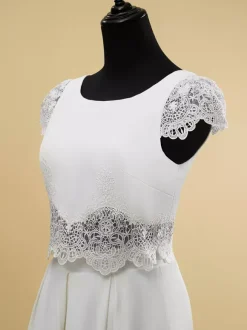 Robe de mariée deux pièces en dentelle découpée avec col bijou deux pièces longueur au sol fermeture éclair manches courtes longueur au sol ivoire