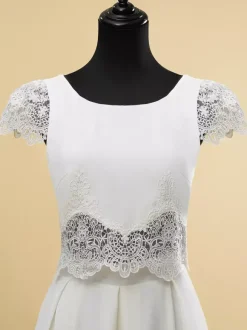 Robe de mariée deux pièces en dentelle découpée avec col bijou deux pièces longueur au sol fermeture éclair manches courtes longueur au sol ivoire