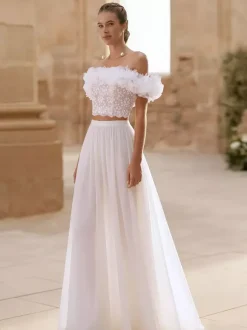 Robe de mariée deux pièces en mousseline col bateau longueur au sol boutons fonctionnels manches courtes.