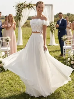 Robe de mariée deux pièces en mousseline col bateau longueur au sol boutons fonctionnels manches courtes.