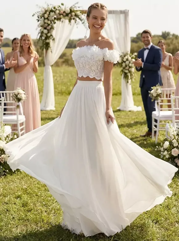 Robe de mariée deux pièces en mousseline col bateau longueur au sol boutons fonctionnels manches courtes.