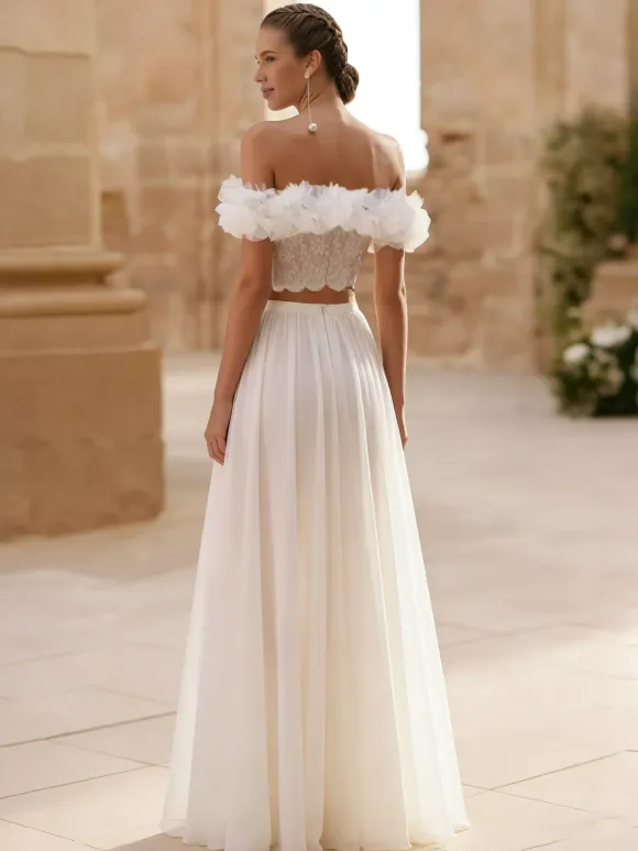 Robe de mariée deux pièces en mousseline col bateau longueur au sol boutons fonctionnels manches courtes.