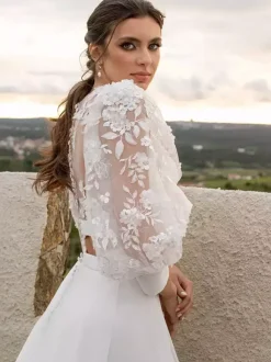 Robe de mariée deux pièces en mousseline de soie et dentelle col bijou avec traîne boutons fonctionnels manches longues longueur 40 cm ivoire