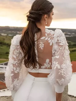 Robe de mariée deux pièces en mousseline de soie et dentelle col bijou avec traîne boutons fonctionnels manches longues longueur 40 cm ivoire