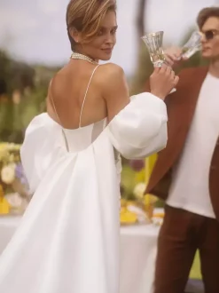 Robe de mariée deux pièces en satin plissé col en c艙ur bretelles spaghetti courtes fermeture éclair manches mi-longues ivoire