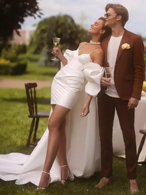 Robe de mariée deux pièces en satin plissé col en c艙ur bretelles spaghetti courtes fermeture éclair manches mi-longues ivoire