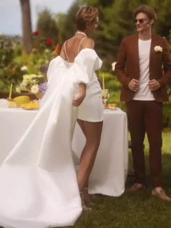 Robe de mariée deux pièces en satin plissé col en c艙ur bretelles spaghetti courtes fermeture éclair manches mi-longues ivoire