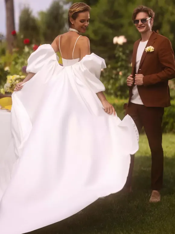 Robe de mariée deux pièces en satin plissé col en c艙ur bretelles spaghetti courtes fermeture éclair manches mi-longues ivoire