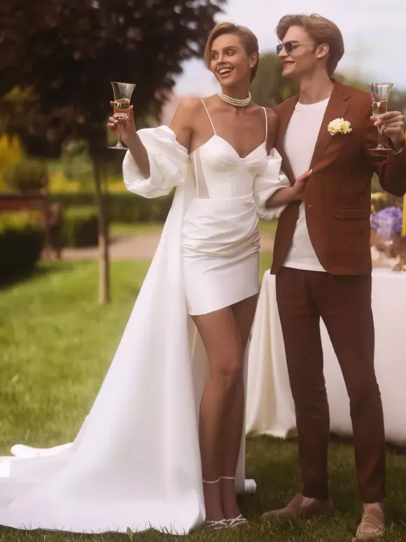 Robe de mariée deux pièces en satin plissé col en c艙ur bretelles spaghetti courtes fermeture éclair manches mi-longues ivoire