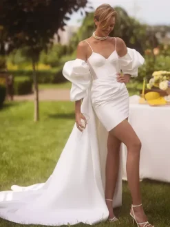 Robe de mariée deux pièces en satin plissé col en c艙ur bretelles spaghetti courtes fermeture éclair manches mi-longues ivoire