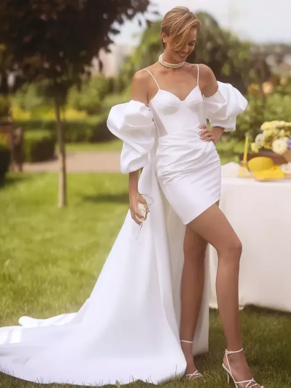 Robe de mariée deux pièces en satin plissé col en c艙ur bretelles spaghetti courtes fermeture éclair manches mi-longues ivoire
