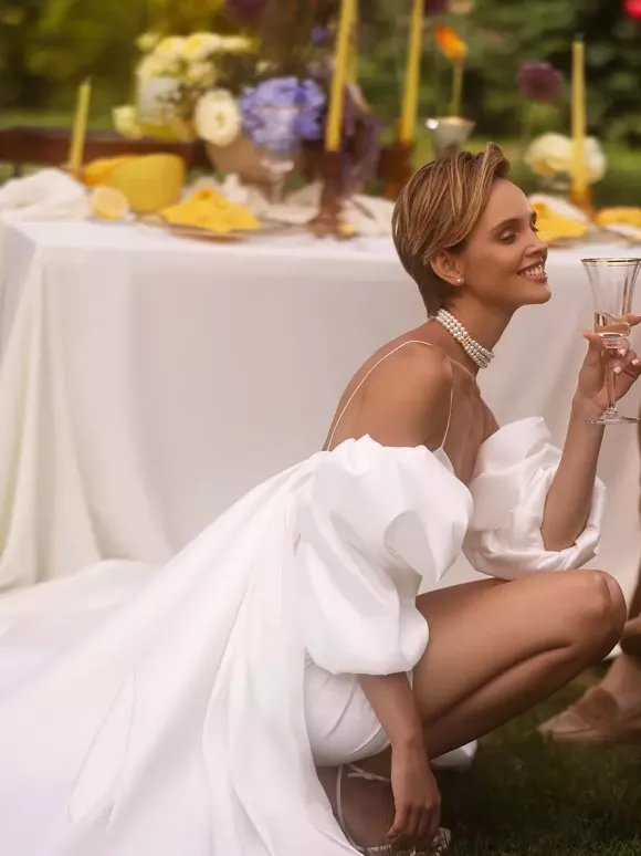 Robe de mariée deux pièces en satin plissé col en c艙ur bretelles spaghetti courtes fermeture éclair manches mi-longues ivoire