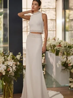 Robe de mariée deux pièces en tissu satiné et dentelle  col haut  balayage  boutons fonctionnels  sans manches  ivoire