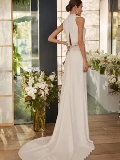 Robe de mariée deux pièces en tissu satiné et dentelle col haut balayage boutons fonctionnels sans manches ivoire