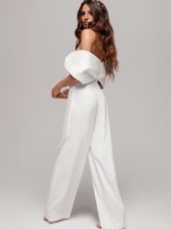Robe de mariée deux pièces en tissu satiné  combinaison à col bateau  longueur au sol  fermeture éclair  sans manches  ivoire