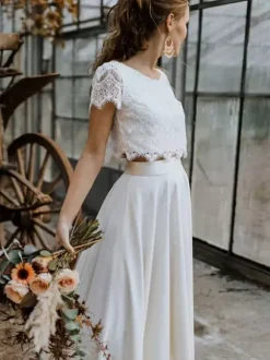 Robe de mariée deux pièces haut en dentelle col rond boutonné sur dos jupe asymétrique