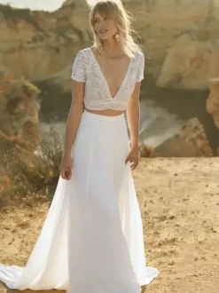 Robe de mariée deux pièces style bohème en mousseline col V coupe trapèze avec traîne boutons fonctionnels manches courtes et longues.