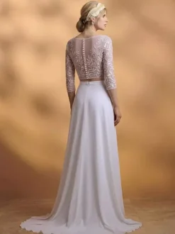 Robe de mariée deux pièces style bohème en dentelle col rond coupe trapèze avec traîne fermeture éclair manches 3/4 longues