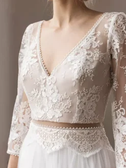 Robe de mariée en dentelle col V manche longue boutonné sur dos au sol