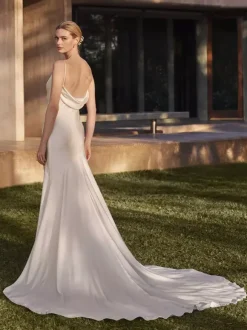 Robe de mariée 2 pièces décolleté manches longues taille naturelle avec traîne