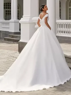 Robe de mariée pirncesse haut en satin jupe en organza col V manche courte à grande traîne