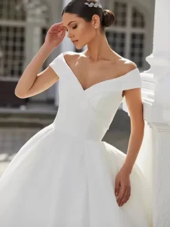 Robe de mariée pirncesse haut en satin jupe en organza col V manche courte à grande traîne