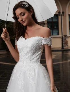 Robe de mariée princesse bustier hors de l'épaule laçage sur dos à grande traîne