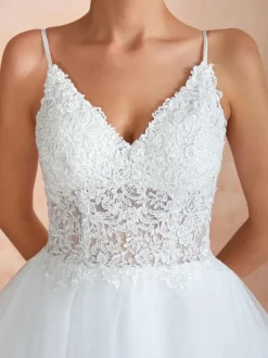 Robe de mariée princesse en dentelle col V laçage sur dos à traîne robe de mariage