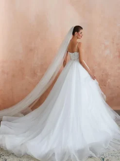 Robe de mariée princesse en dentelle col V laçage sur dos à traîne robe de mariage